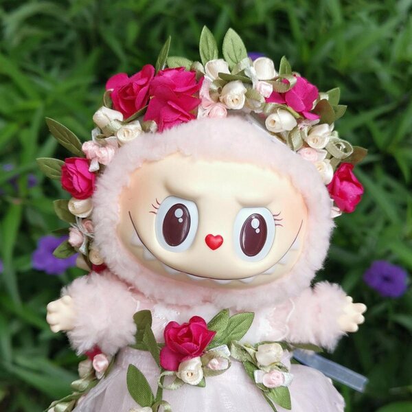 Mehrfarbiges Kleid für 15–17 cm große Puppen mit Haarschmuck