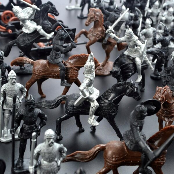 Set 28 figure armata di soldati e cavalieri medievali con cavalli