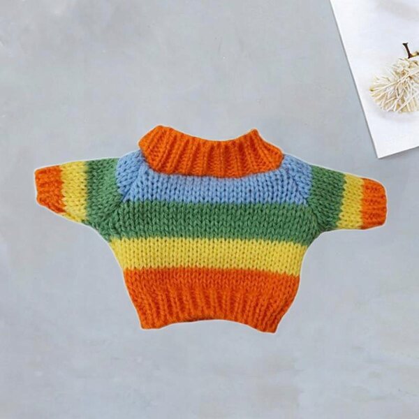 Maglione arcobaleno per una bambola da 20 cm: abiti affascinanti realizzati in materiale morbido