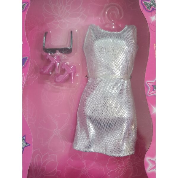 Modische Puppenkleidung: Kleid, Schuhe und Brille im Barbie-Stil