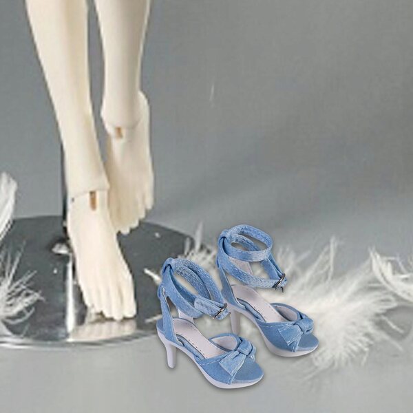 Blaue Schuhe mit Absatz im Maßstab 1:4 für weibliche Figuren – realistisch und bequem