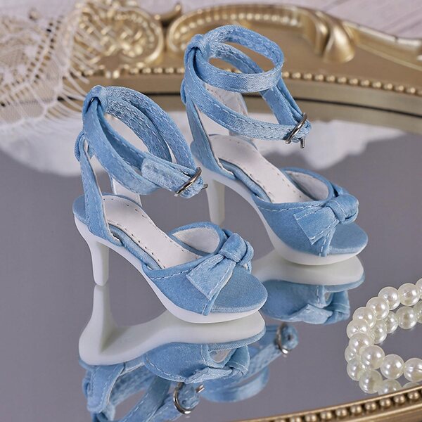 Blaue Schuhe mit Absatz im Maßstab 1:4 für weibliche Figuren – realistisch und bequem