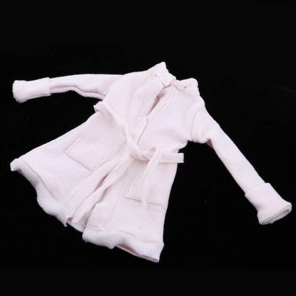 Moderno cappotto bianco con cintura per bambole da 45 cm - abbigliamento elegante