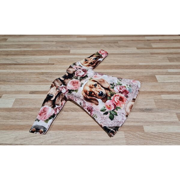 Ein Outfit für eine 32 cm große Paola Reina-Puppe mit Dackel- und Blumenmotiv