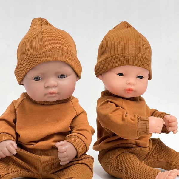 Cappellino in cotone ruggine per bambole Miniland 32 cm e Minikane 28 cm