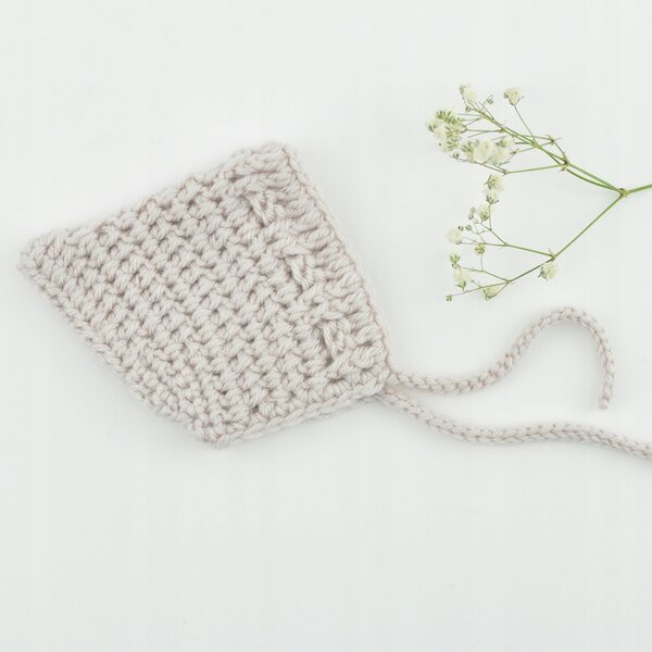 Cappellino in lana per bambola Miniland 21 cm colore naturale grigio