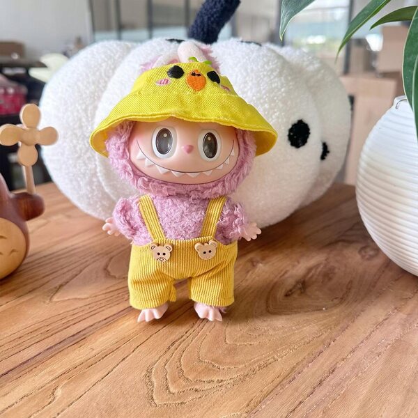 Pagliaccetto in peluche con accessori e cappello, completo per bambole da 17 cm