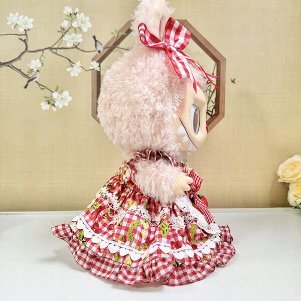 Kleid für eine 38 cm große Puppe mit Stirnband und Brosche: ein farbenfrohes Kleidungsstück