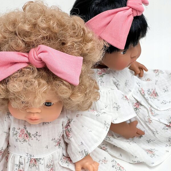 Opaska rosa per bambole Miniland 38 cm e Paola Reina con vestito floreale