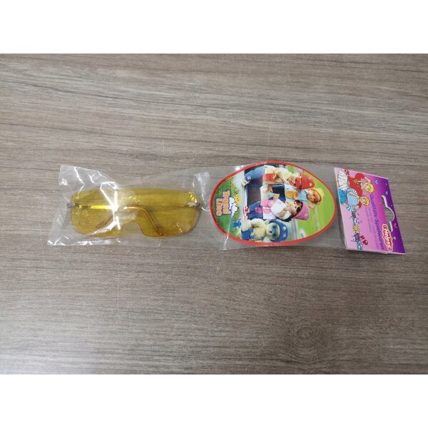 Occhiali da sole gialli moderni per bambole - accessorio trendy per bambini 3+
