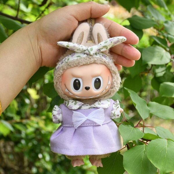 Kleidungsset für 17-cm-Puppen mit Röcken und Accessoires aus weichem Stoff