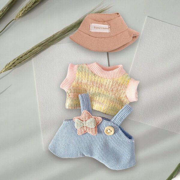 Set 3 Mini Abiti per Bambole 17 cm con Cappello Colorato e Tessuto Morbido