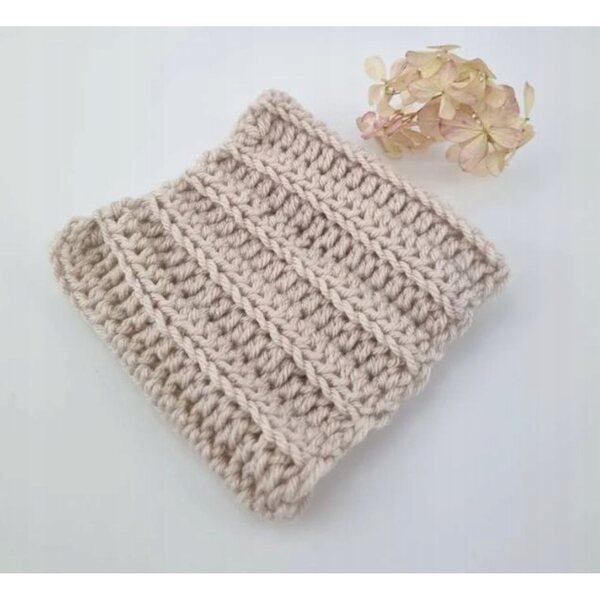 Cappellino beige lavorato a maglia per bambole Miniland, Minikane e Paola Reina