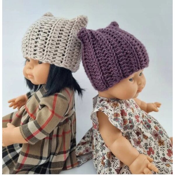 Cappellino beige lavorato a maglia per bambole Miniland, Minikane e Paola Reina
