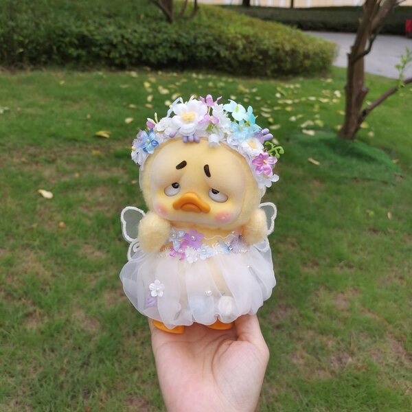 Kleid für eine Feenpuppe mit einem lila Stirnband für 15 cm