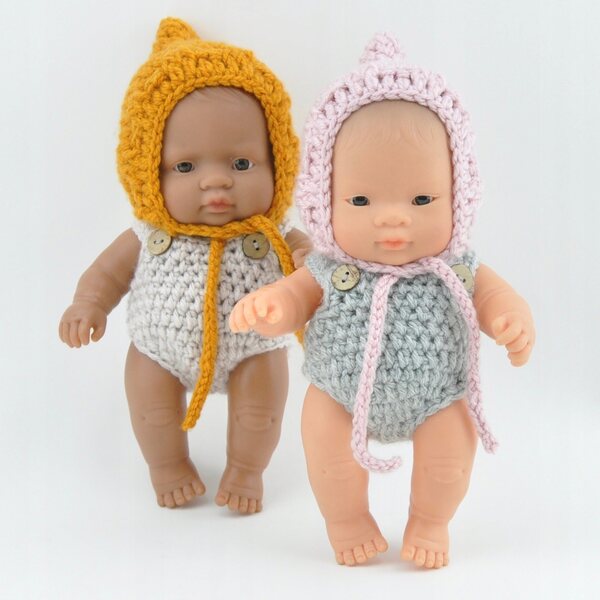 Overall aus Garn für 21 cm große Miniland-Puppe, rosa, Naturmaterial