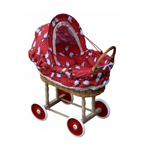 Ein tiefer Puppenwagen aus Korbgeflecht mit Kissen und Steppdecke, farbenfrohen Mustern