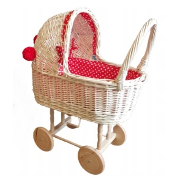 Puppenwagen aus ecrufarbenem Korbgeflecht mit Holzrädern und roten Pompons