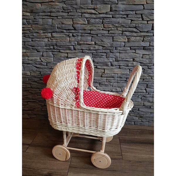 Puppenwagen aus ecrufarbenem Korbgeflecht mit Holzrädern und roten Pompons