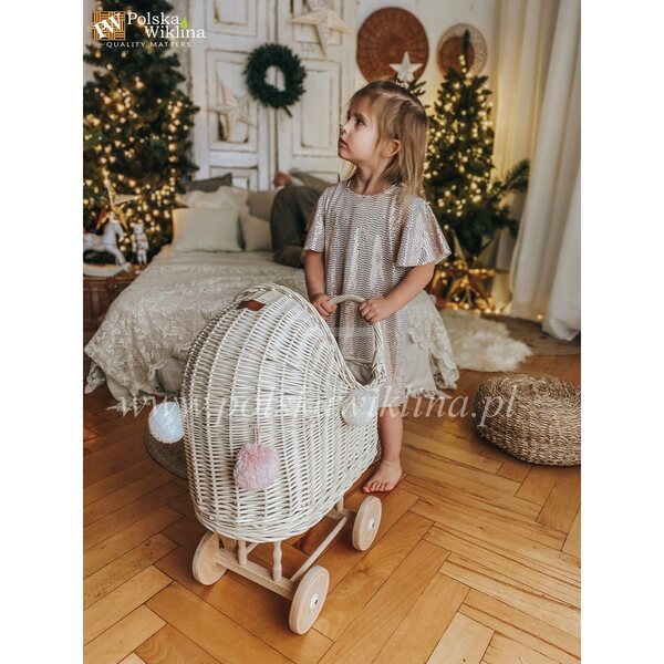 Passeggino per bambole in vimini bianco con pompon e finiture beige