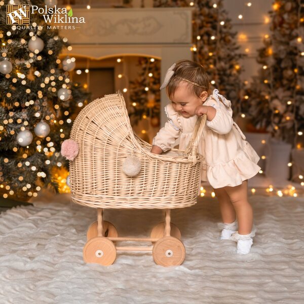 Passeggino per bambole in vimini bianco con pompon e finiture beige
