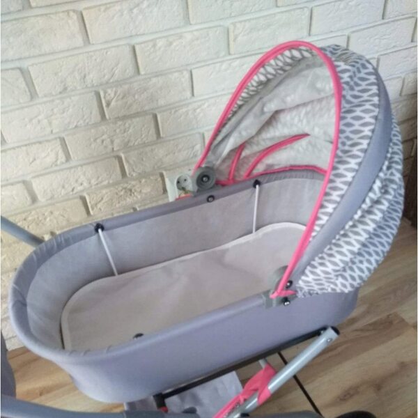 Passeggino per bambole Kasia: un passeggino profondo con maniglia regolabile e accessori