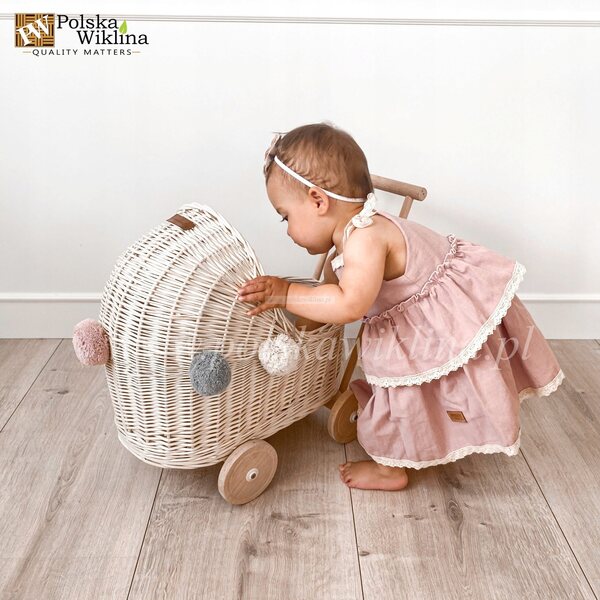 Passeggino in vimini bianco con finiture beige e pompon per bambole, ruote regolabili