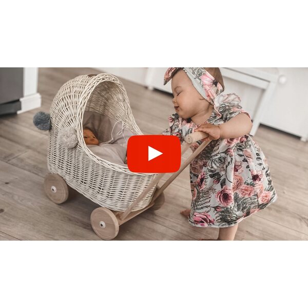 Passeggino in vimini bianco con finiture beige e pompon per bambole, ruote regolabili