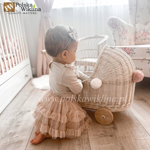 Passeggino in vimini bianco con finiture beige e pompon per bambole, ruote regolabili