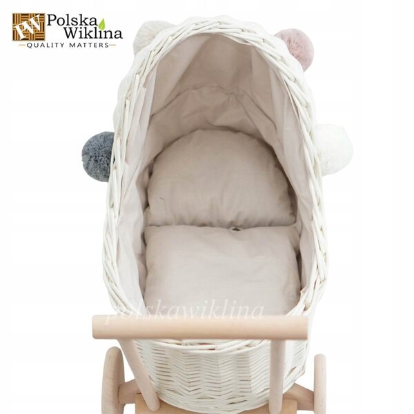Passeggino in vimini bianco con finiture beige e pompon per bambole, ruote regolabili