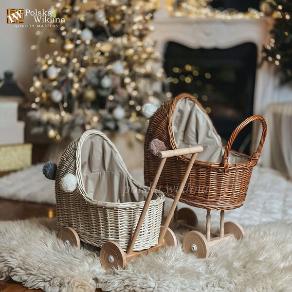 Passeggino in vimini bianco con finiture beige e pompon per bambole, ruote regolabili