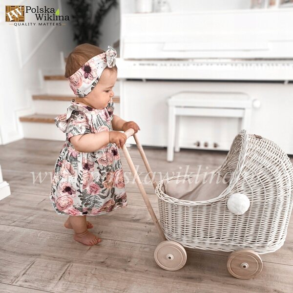 Passeggino in vimini bianco con finiture beige e pompon per bambole, ruote regolabili