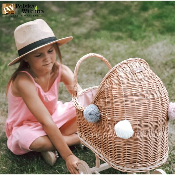 Puppenwagen aus Naturgeflecht mit Pompon und rosa Innenfutter