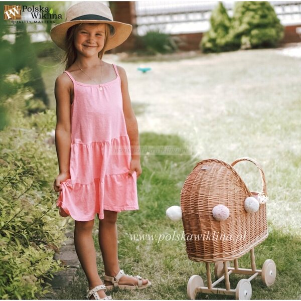 Puppenwagen aus Naturgeflecht mit Pompon und rosa Innenfutter