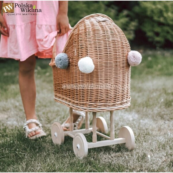 Puppenwagen aus Naturgeflecht mit Pompon und rosa Innenfutter