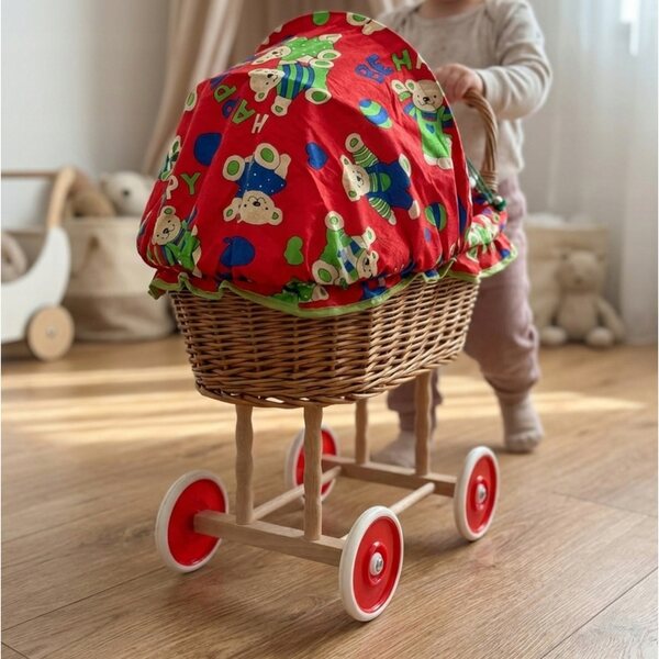 Puppenwagen aus rotem Korbgeflecht mit Verdeck und Peewit-Stubenwagen
