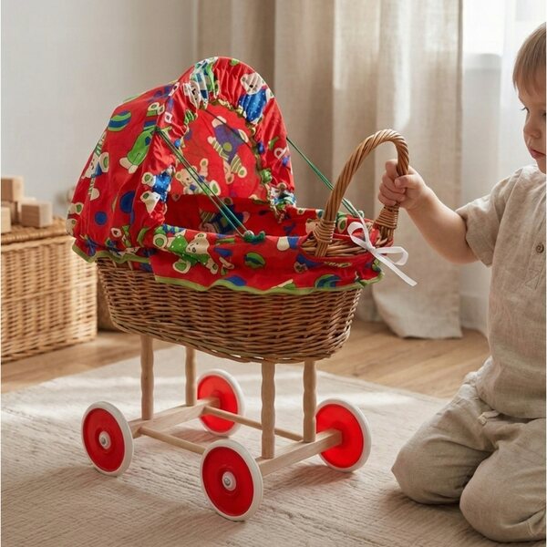 Puppenwagen aus rotem Korbgeflecht mit Verdeck und Peewit-Stubenwagen