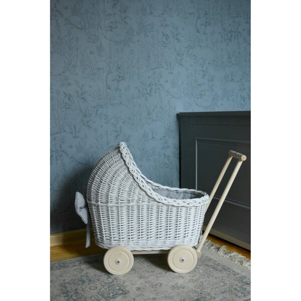 Witte rieten poppenwagen met beddengoed en houten handvat