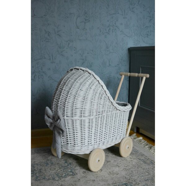 Witte rieten poppenwagen met beddengoed en houten handvat