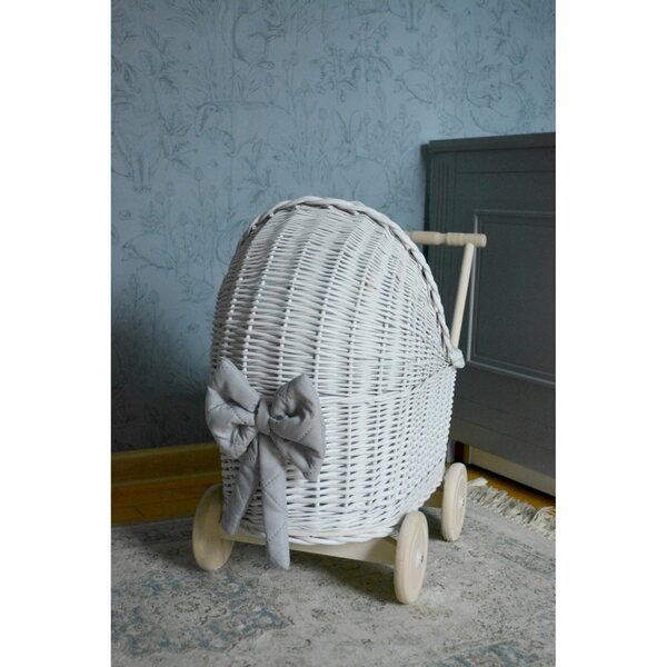 Witte rieten poppenwagen met beddengoed en houten handvat