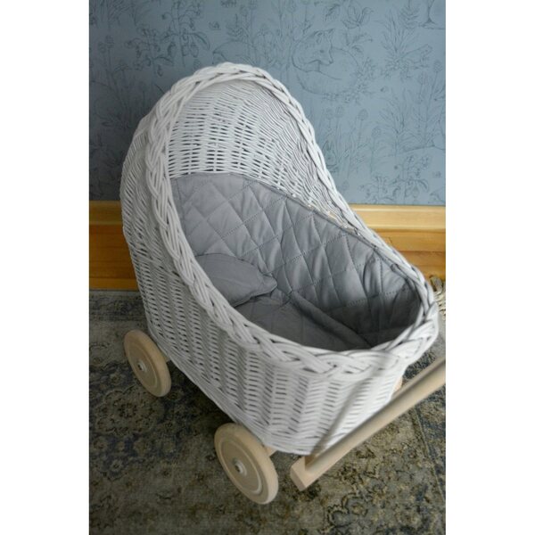 Witte rieten poppenwagen met beddengoed en houten handvat