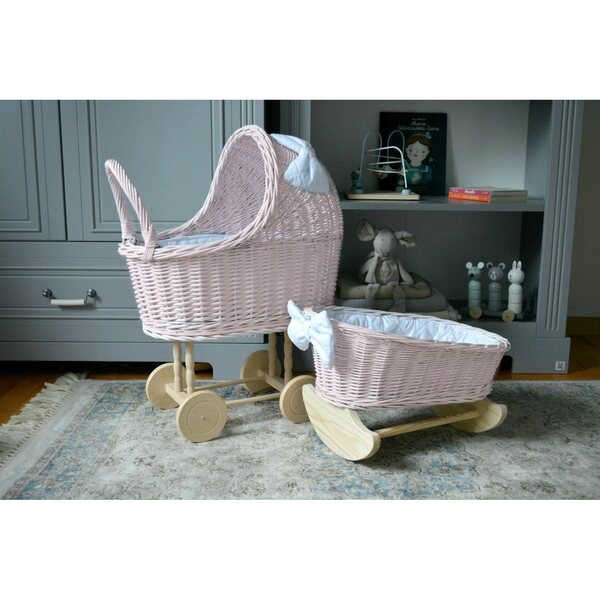 Korbkinderwagen und rosa Puppenbett mit Holzrädern – handgefertigt