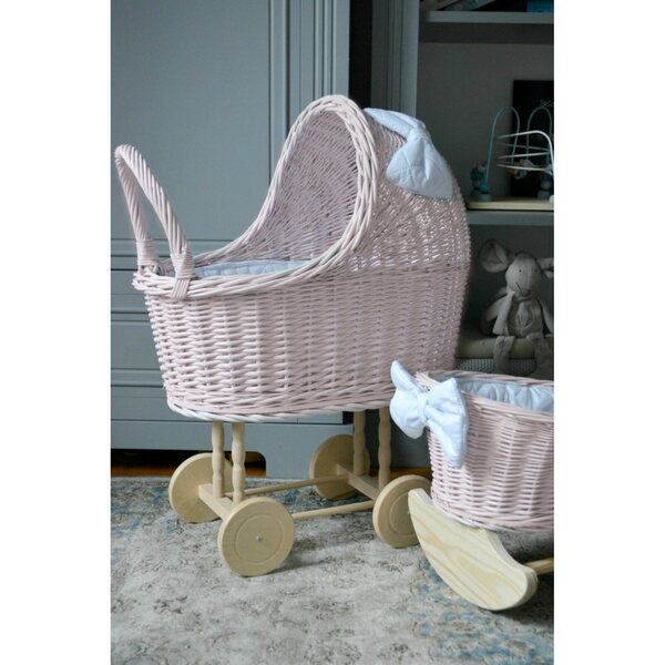 Korbkinderwagen und rosa Puppenbett mit Holzrädern – handgefertigt