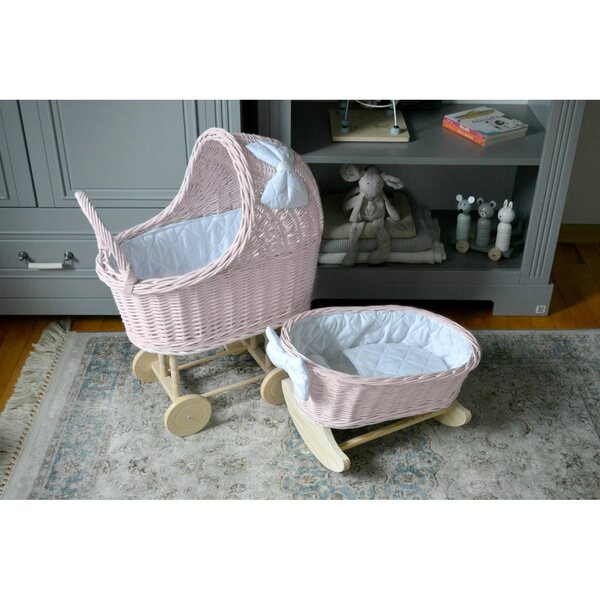 Korbkinderwagen und rosa Puppenbett mit Holzrädern – handgefertigt