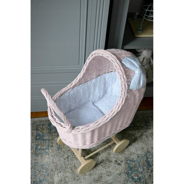 Korbkinderwagen und rosa Puppenbett mit Holzrädern – handgefertigt