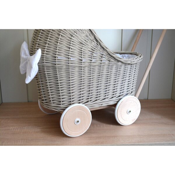 Puppenwagen aus Korbgeflecht mit Holzgriff und beigen Gummirädern