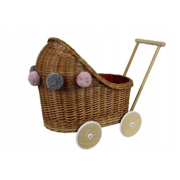 Ein tiefer Puppenwagen aus Korbgeflecht mit Bettwäsche und Pompons für Babys ab 12 Monaten