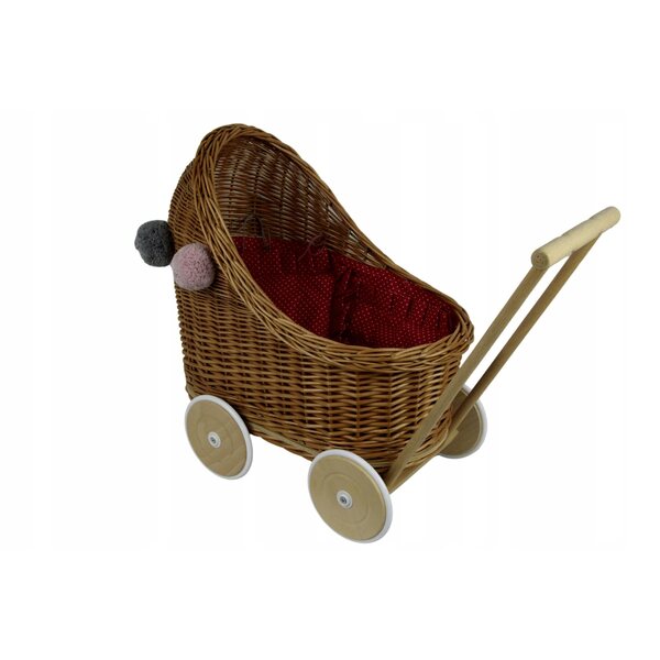 Ein tiefer Puppenwagen aus Korbgeflecht mit Bettwäsche und Pompons für Babys ab 12 Monaten