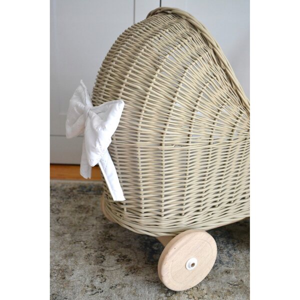 Beigefarbener Puppenwagen aus Korbgeflecht mit Bettwäsche, Kinderwagen aus Holz für Kinder ab 2 Jahren