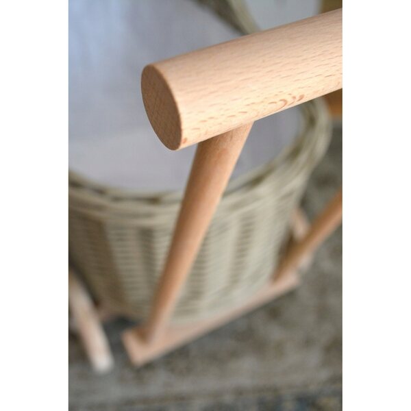 Beigefarbener Puppenwagen aus Korbgeflecht mit Bettwäsche, Kinderwagen aus Holz für Kinder ab 2 Jahren